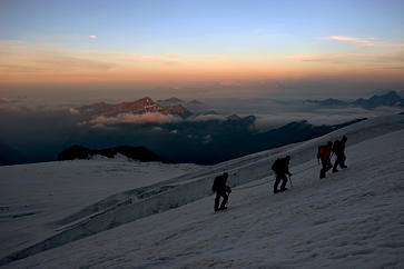 L'alba dal ghiacciao del Lys: sullo sfondo il Monte Bianco