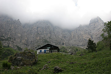 Il 7° Alpini circondato dalle grandiosi pareti dello Schiara